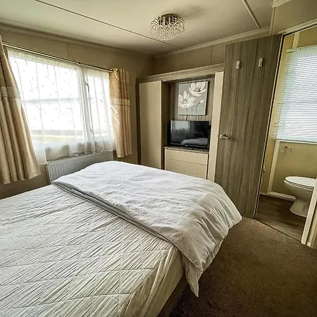 Modern 6 Berth Caravan At St Osyth Beach In Essex Ref 28002Sv Clacton-on-Sea Exterior foto
