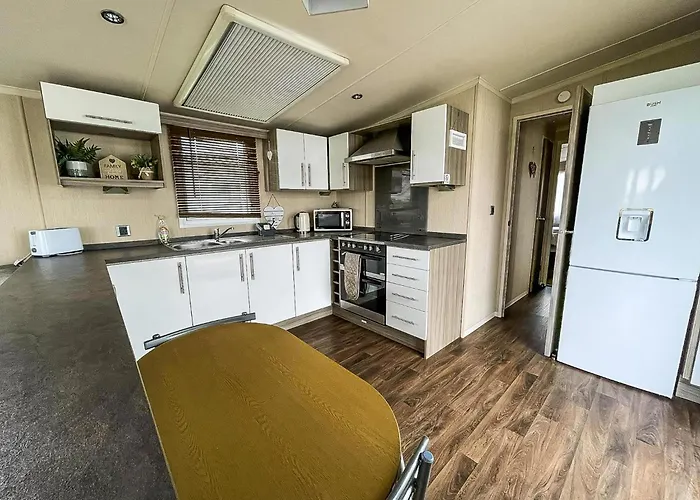 Modern 6 Berth Caravan At St Osyth Beach In Essex Ref 28002Sv