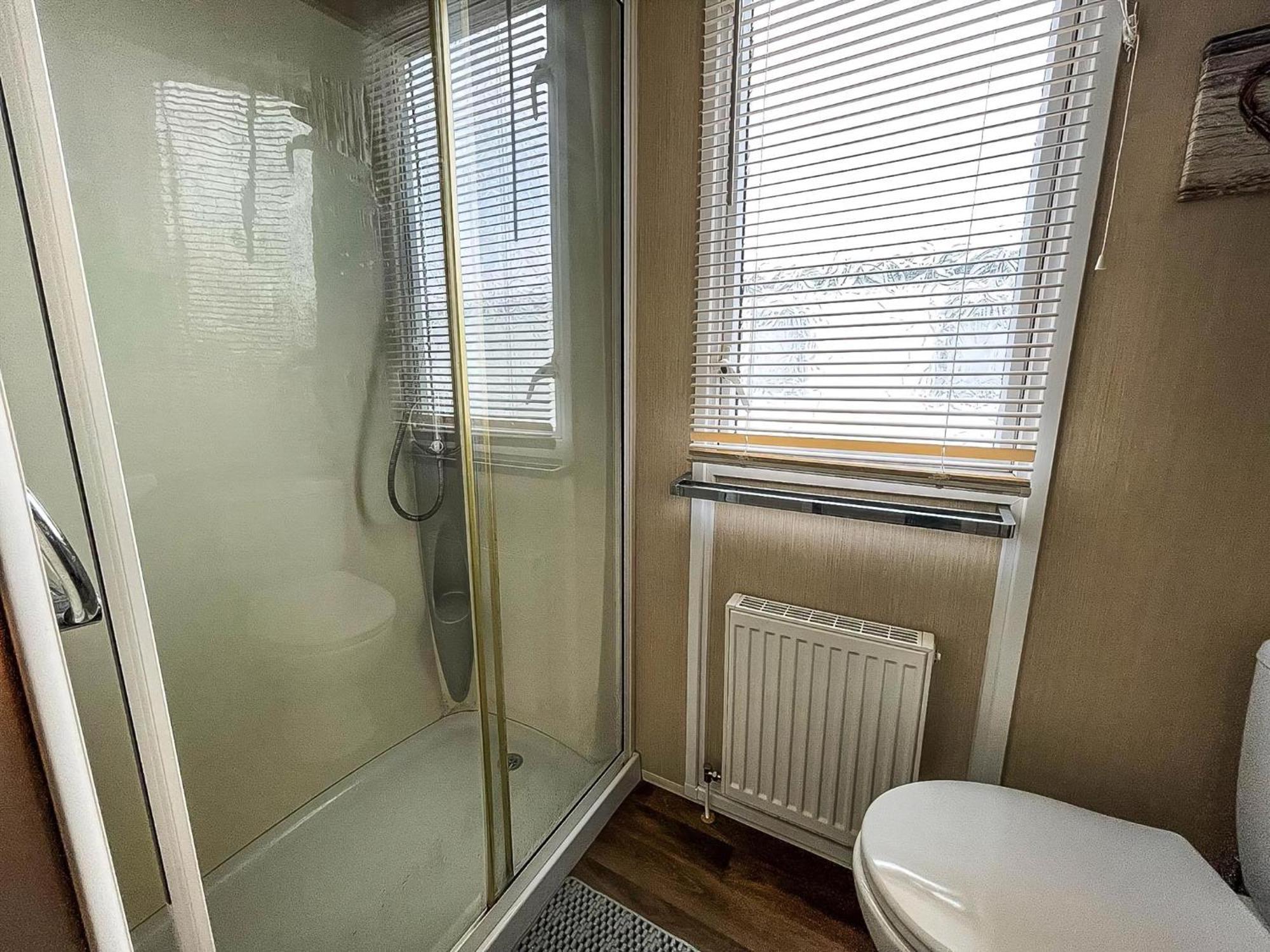 Modern 6 Berth Caravan At St Osyth In Essex Ref 28002sv * Clacton-on-Sea