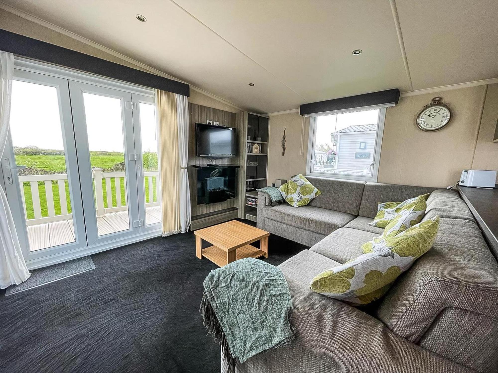 Modern 6 Berth Caravan At St Osyth In Essex Ref 28002sv Camping *
