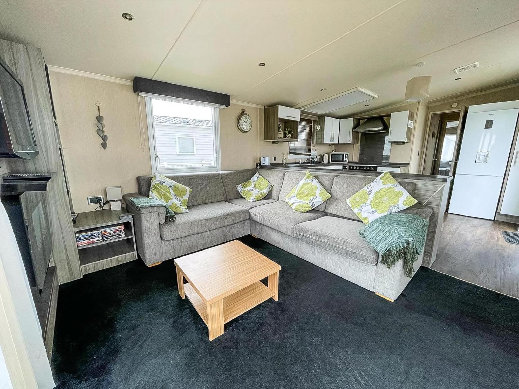 Modern 6 Berth Caravan At St Osyth In Essex Ref 28002sv *