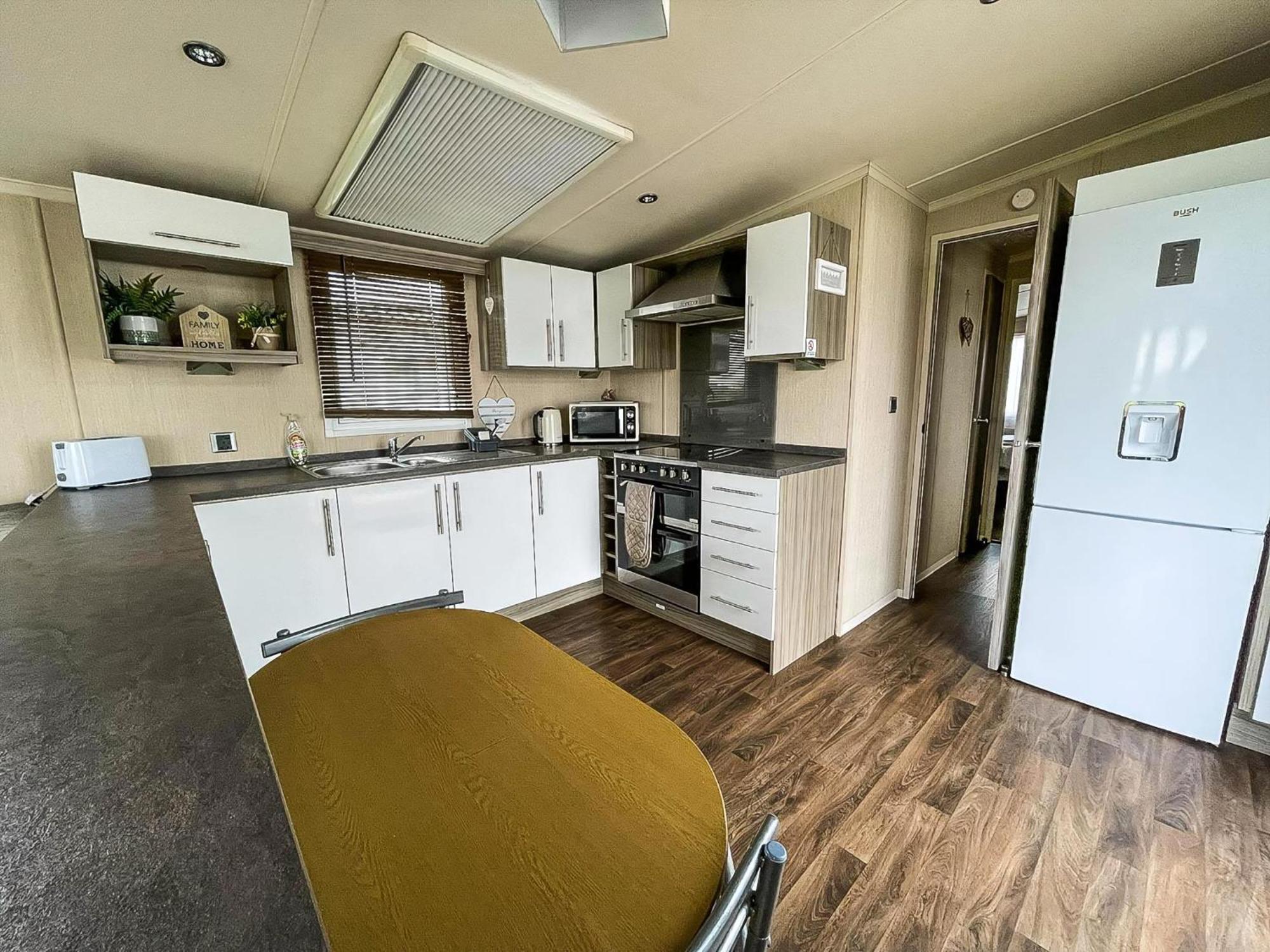 Modern 6 Berth Caravan At St Osyth In Essex Ref 28002sv * Clacton-on-Sea