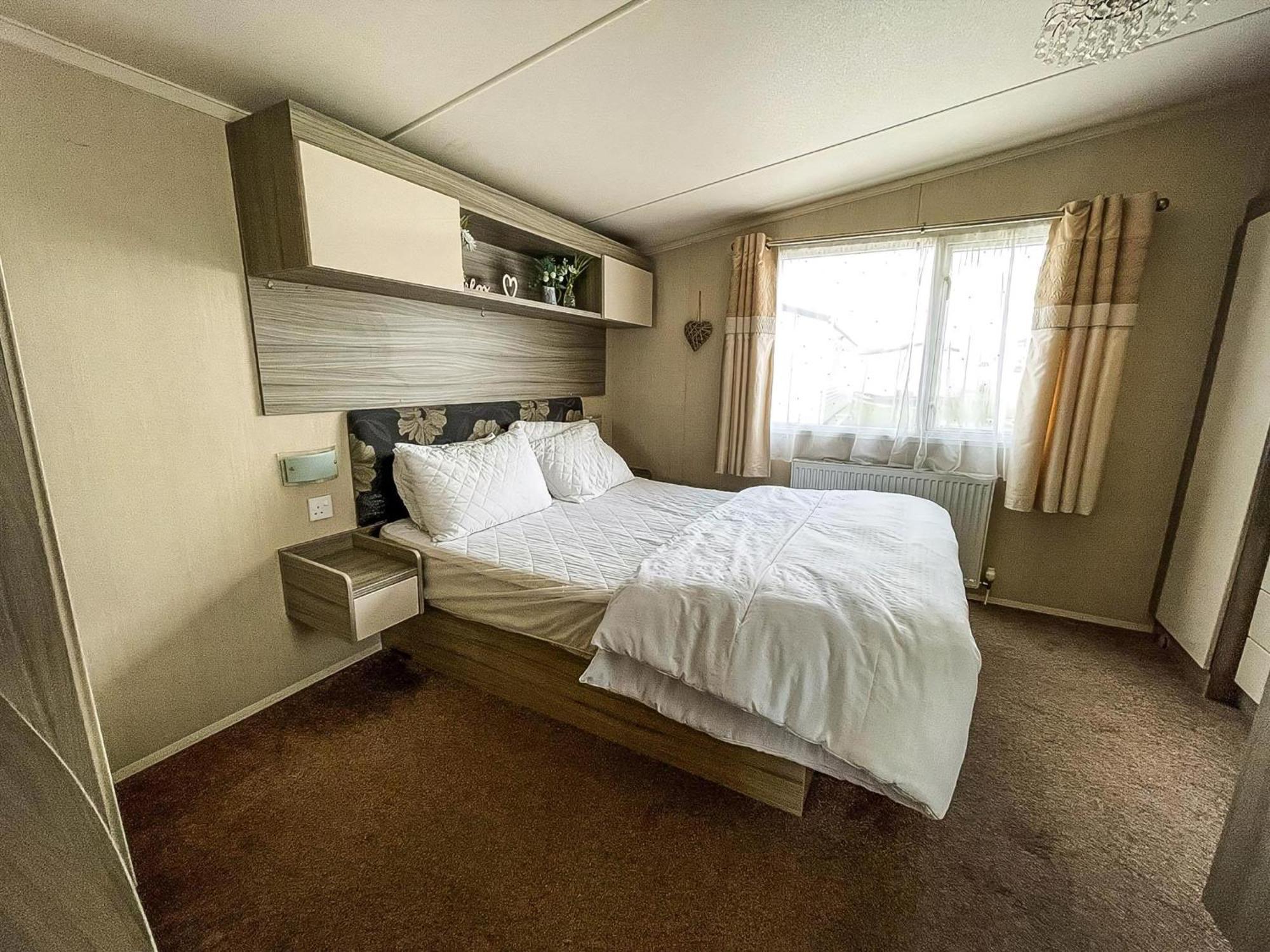 Camping Modern 6 Berth Caravan At St Osyth In Essex Ref 28002sv *