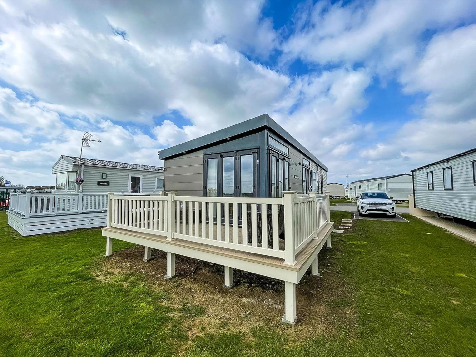 Modern 6 Berth Caravan At St Osyth In Essex Ref 28002sv Clacton-on-Sea