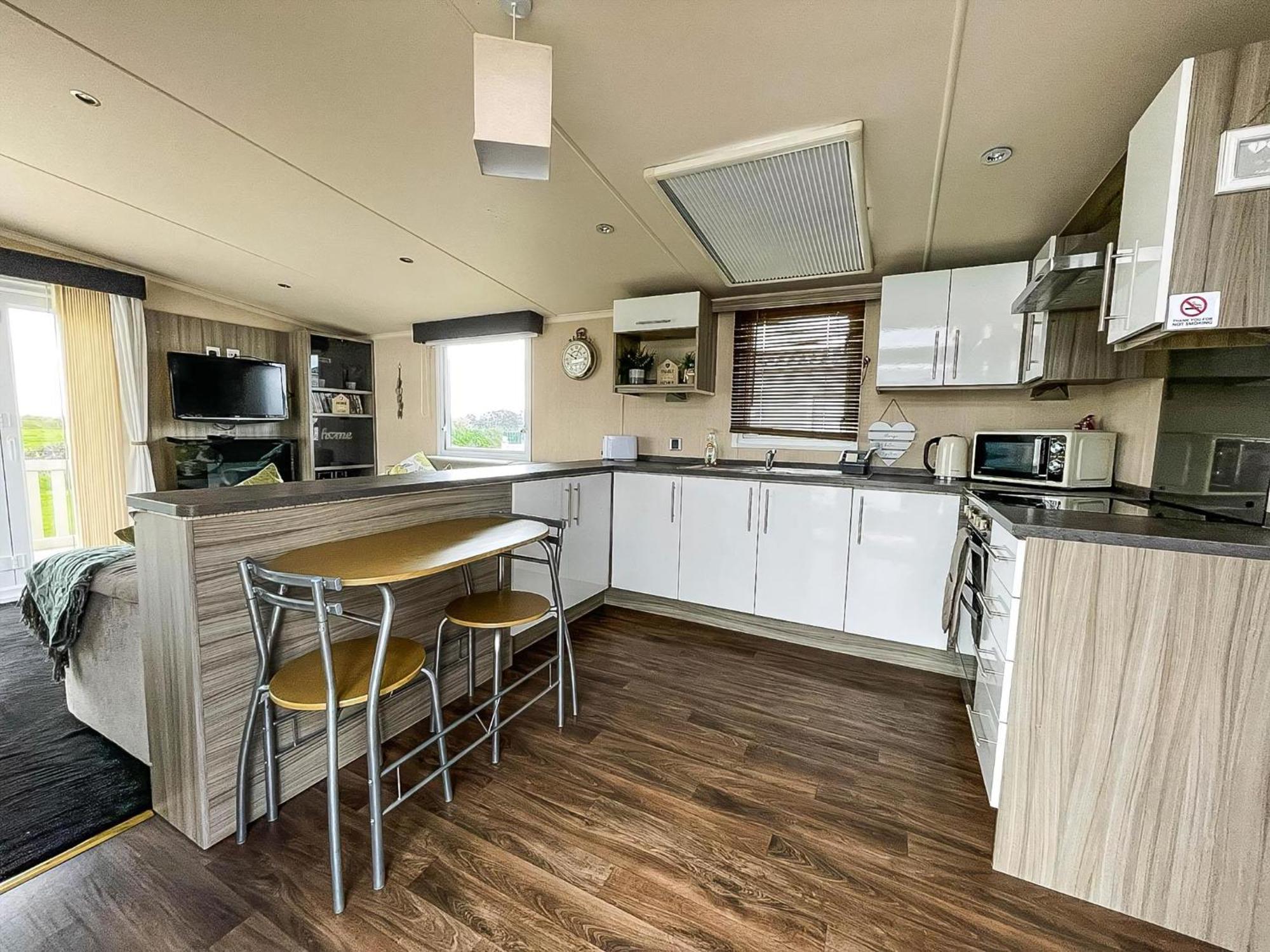 Modern 6 Berth Caravan At St Osyth In Essex Ref 28002sv *
