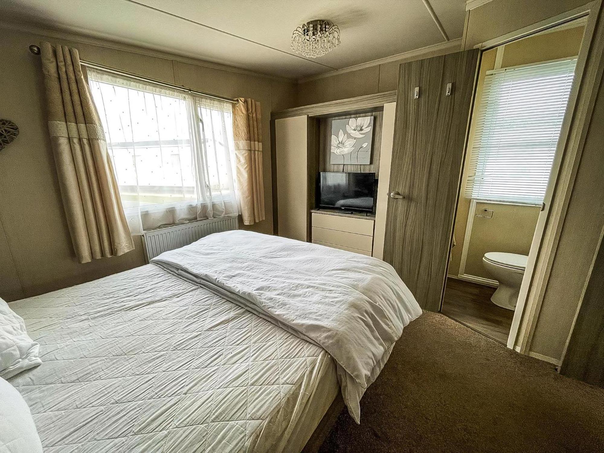 Modern 6 Berth Caravan At St Osyth In Essex Ref 28002sv Camping *